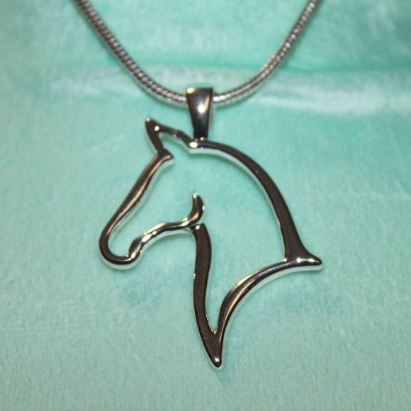 Nwt: Silver Plated Horse Head Necklace set - Picture 2 of 2